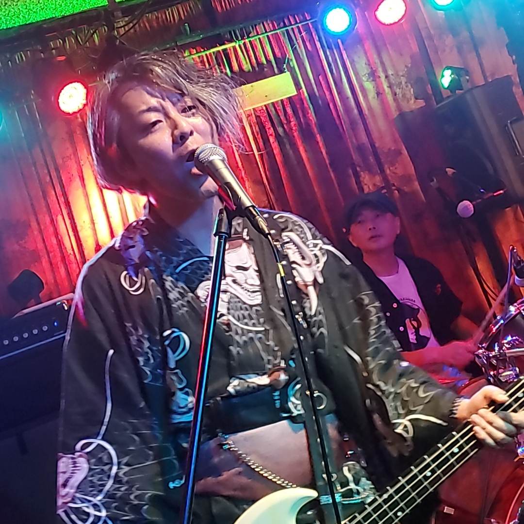 JETTSETT666's tweet photo. 1.月と炎の影に 
2.Crazy Blue 
3. Cat On The Street
4.Le Train Blue 
5.Rock'a Way Beach
6.Have You Ever Seen The Rain 
7.Lemon Tea
8.Shock Game 
@ Necoya in Kannai 2022.11.26
Pic Setsuko 
#女郎屋 #rock #punk #garage #pop #rockandroll #rockabilly #pychobilly #jettsett https://t.co/biF8ZFmqJN