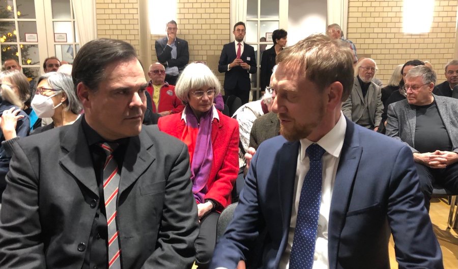 der_wolf_aus_dd's tweet photo. Gestern plauderte @MPKretschmer mit #Tellkamp und #Dagen, die Tags zuvor noch mit der Rechtsradikalen Ellen #Kositza, Frau von Götz #Kubitschek, zusammensaßen.
Das ist alles, was man über die Brandmauer gegen Rechts in #Sachsen wissen muss.
#Kretschmer #MitRechtenReden https://t.co/fnxUoAnRVU