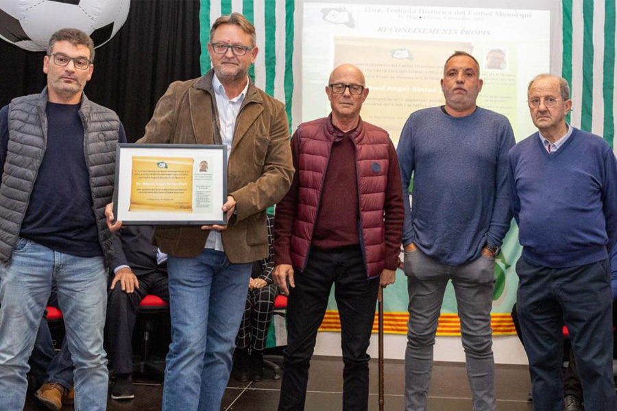 cd_menorca's tweet photo. RECONOCIMIENTOS PARA NUESTRO CLUB
Celebrada la 11ª Trobada Històrica del Futbol Menorquí a cargo de la Asociación Histórica Fútbol Menorquín (AHFM) en la que nuestro club fue galardonado.
Toda la info aquí 👇
https://t.co/bpFDGDZHA9
💙❤️💙
#cdmen #cdmenorca https://t.co/wavj70J70x