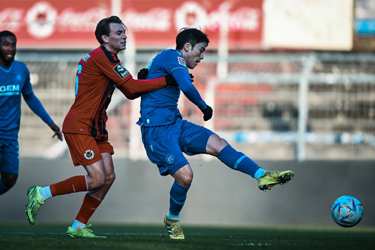 KarlsruherSC's tweet photo. 70.|1:0| Knapp vorbei! Wir drücken weiter auf den Ausgleich!
#VIKKSC #KSCmeineHeimat https://t.co/HpOFY7tmNd