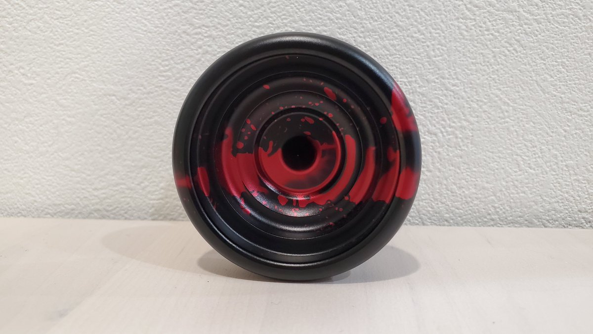 schwarz_sj's tweet photo. ネストの戦利品その1マリボア?
私の持っているデアデビルと似た色で同じDベア
マリボアの方が直径も幅もあって、形もよりまるっこい
デアデビルよりゆったり動く
#ヨーヨー
#Malivore
#gwaythrows https://t.co/yzPHTSi2sh