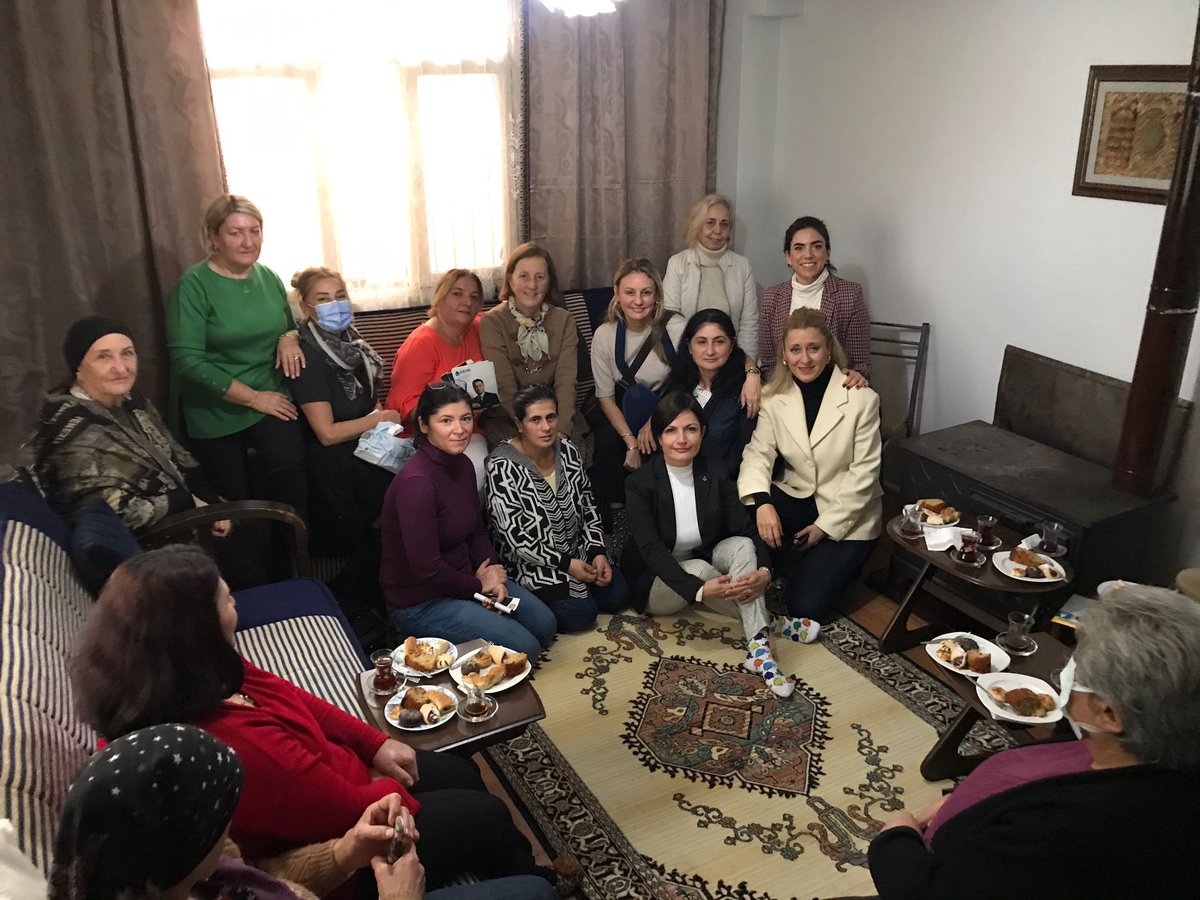 konaktadeva's tweet photo. Bugün Genel Başkan Yardımcı'mız Sn. Selma Aliye Kavaf ve İl Başkanı'mız Sn. Seda Kaya Ösen'e eşlik ederek, Konak ilçemizde olan Toroslar Mahallesi'nden kadın vatandaşlarımızla buluştuk. Faydalı istişarelerde bulunduk.
#devapartisi #devaizmir #izmirdedeva #devakonak #konaktadeva https://t.co/CbxcZTz166