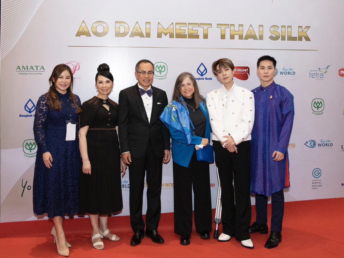 QH_MasterD's tweet photo. Quang Hùng MasterD vinh hạnh có cơ hội gặp gỡ ngài Đại sứ quán Việt Nam cùng phu nhân, các ban lãnh đạo cấp cao, nghệ sĩ và khách mời ngày 7.12 vừa qua tại Thái Lan.
Cảm ơn Muzik đã chờ đợi và cổ vũ cho Hùng🔥💙💙
Full🖇️: https://t.co/4cBDbzFMCi
#QuangHungMasterD https://t.co/mYvalrme1G