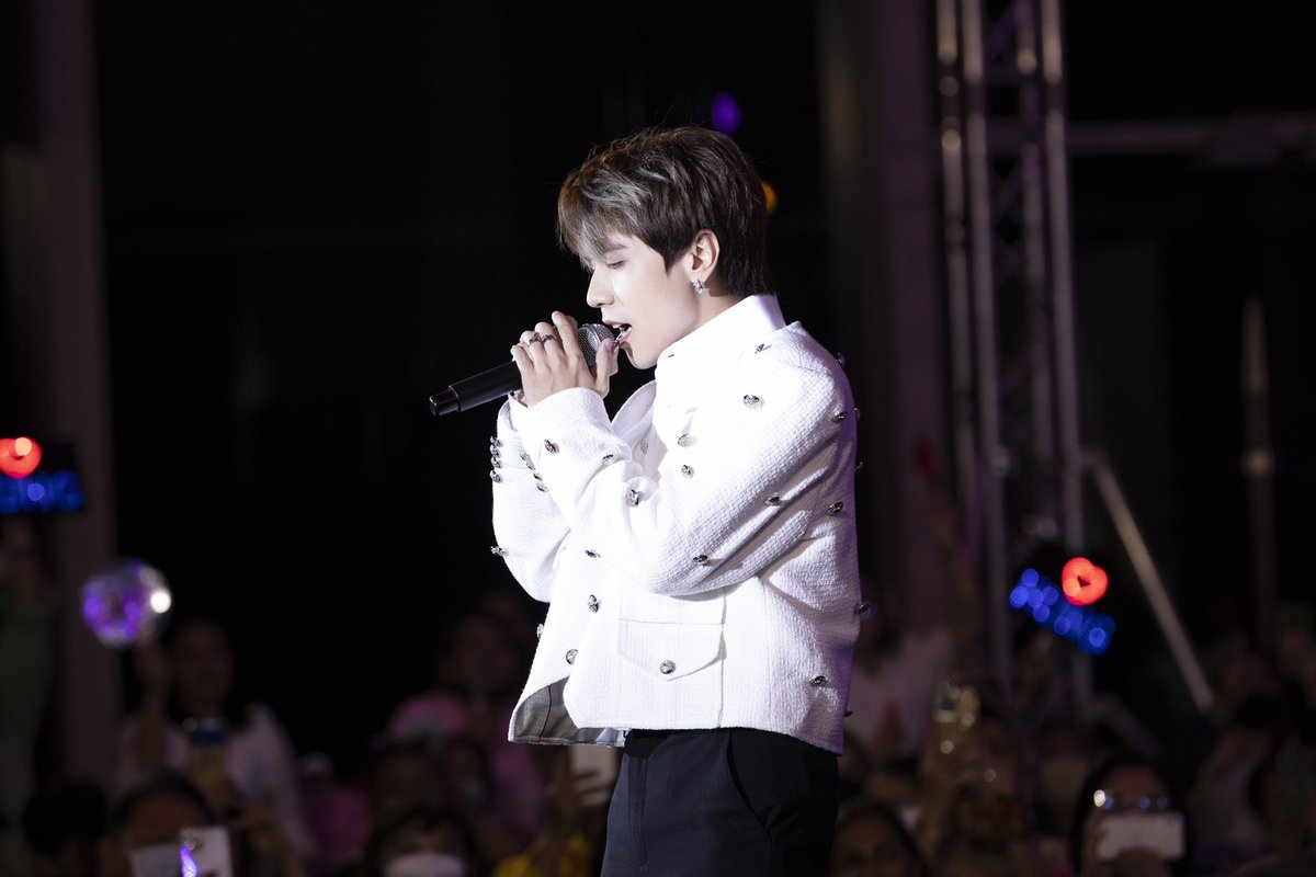 QH_MasterD's tweet photo. Quang Hùng MasterD vinh hạnh có cơ hội gặp gỡ ngài Đại sứ quán Việt Nam cùng phu nhân, các ban lãnh đạo cấp cao, nghệ sĩ và khách mời ngày 7.12 vừa qua tại Thái Lan.
Cảm ơn Muzik đã chờ đợi và cổ vũ cho Hùng🔥💙💙
Full🖇️: https://t.co/4cBDbzFMCi
#QuangHungMasterD https://t.co/mYvalrme1G