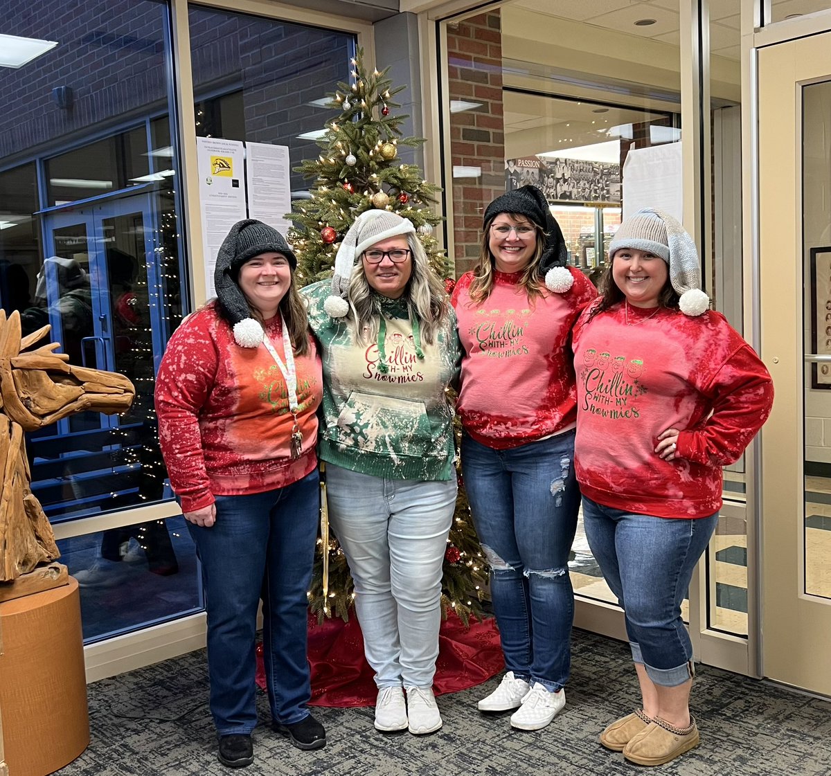 WBHSART2's tweet image. Chillin with My Snowmies⛄️❄️WBHS Staff spirit⛄️❄️