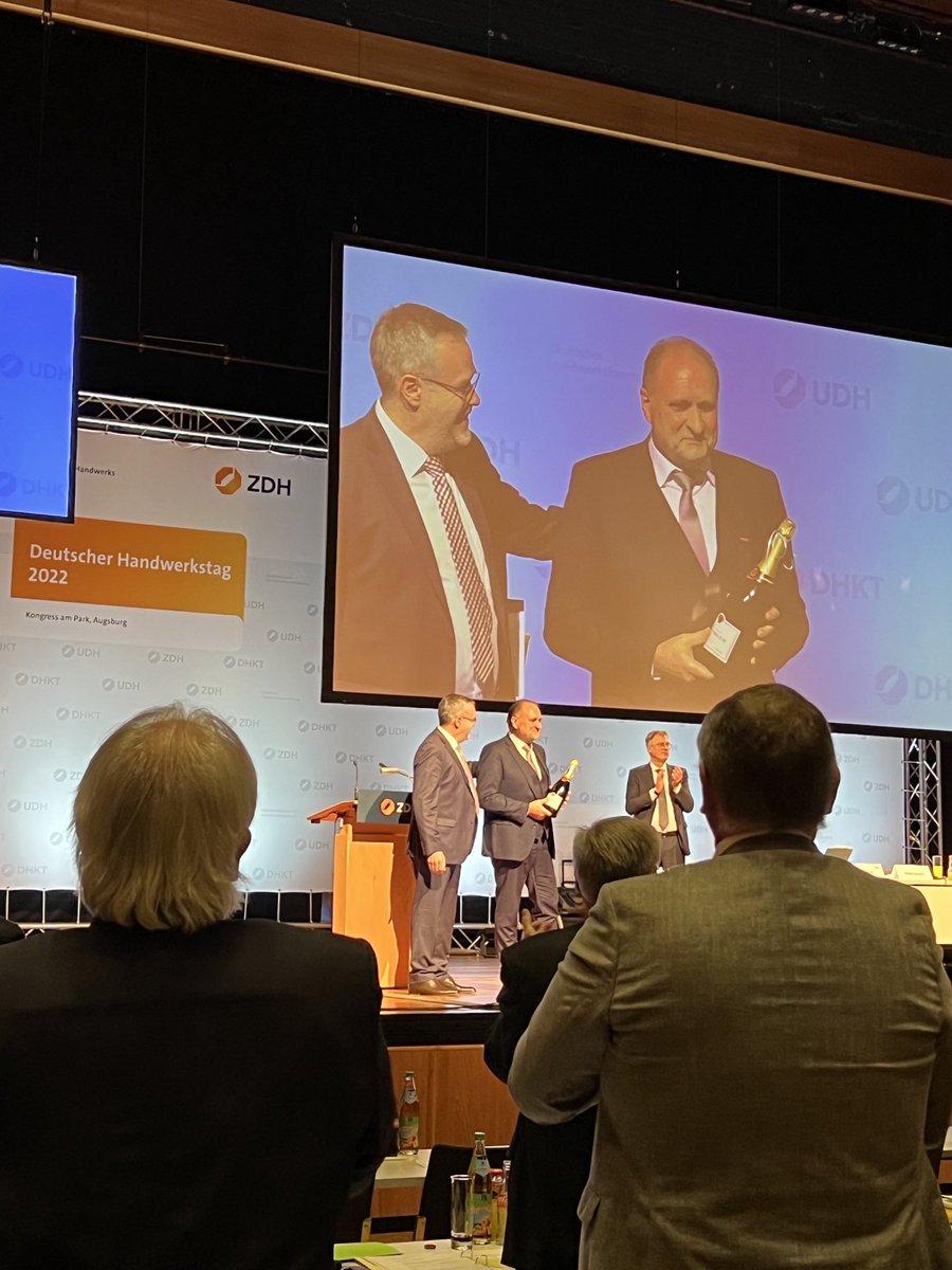 Auf Antrag des neuen #Handwerkspräsidenten Jörg #Dittrich wählt die #ZDH-Vollversammlung den bisherigen Handwerkspräsidenten Hans Peter #Wollseifer einstimmig zum #Ehrenpräsidenten und bedankt sich mit Standing Ovations. ⁦⁦<a href="/ZDH_news/">ZDH_Handwerk</a>⁩