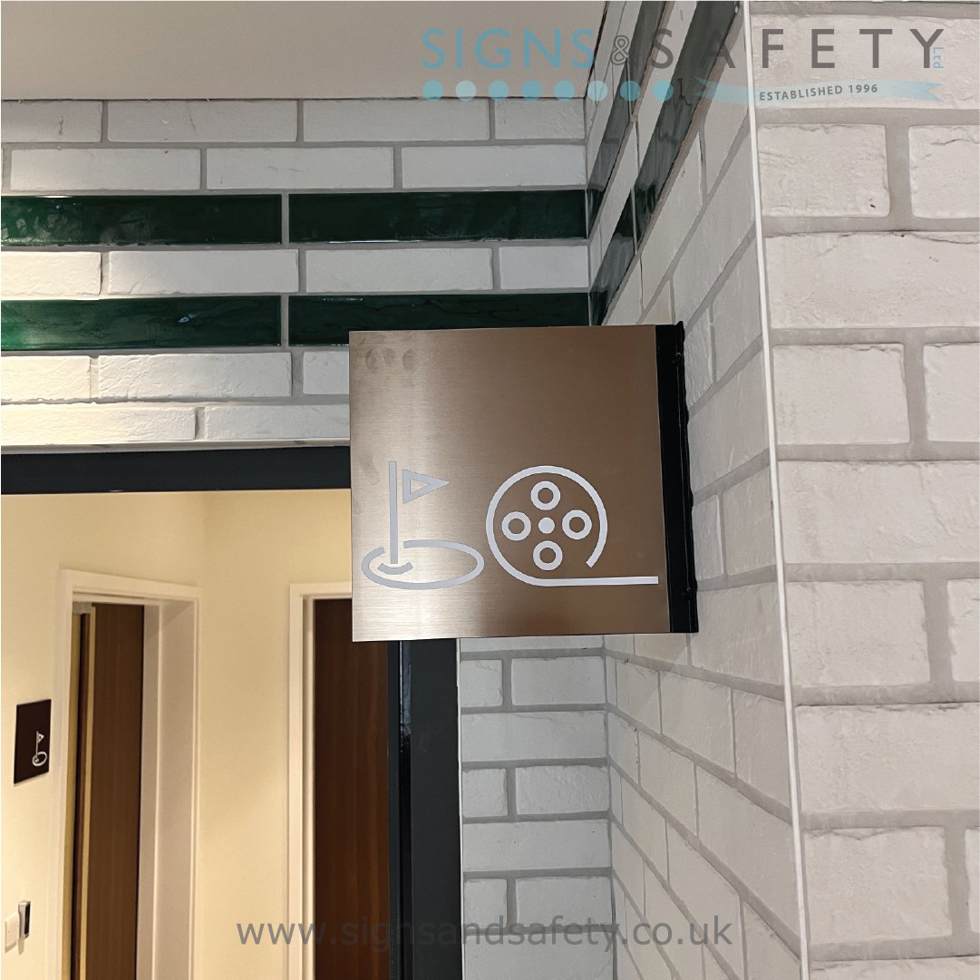 SignsandSafety's tweet photo. Signs &amp; Safety Ltd have started a new project in King’s Road Park in Fulham.

To find out more about our bespoke signage solutions please visit our website or contact us.

https://t.co/KwhubbsvWV 

#bespokesignage  #signinstallation #london #kingsroadpark #luxuryliving #fulham https://t.co/3AT05vjSYR