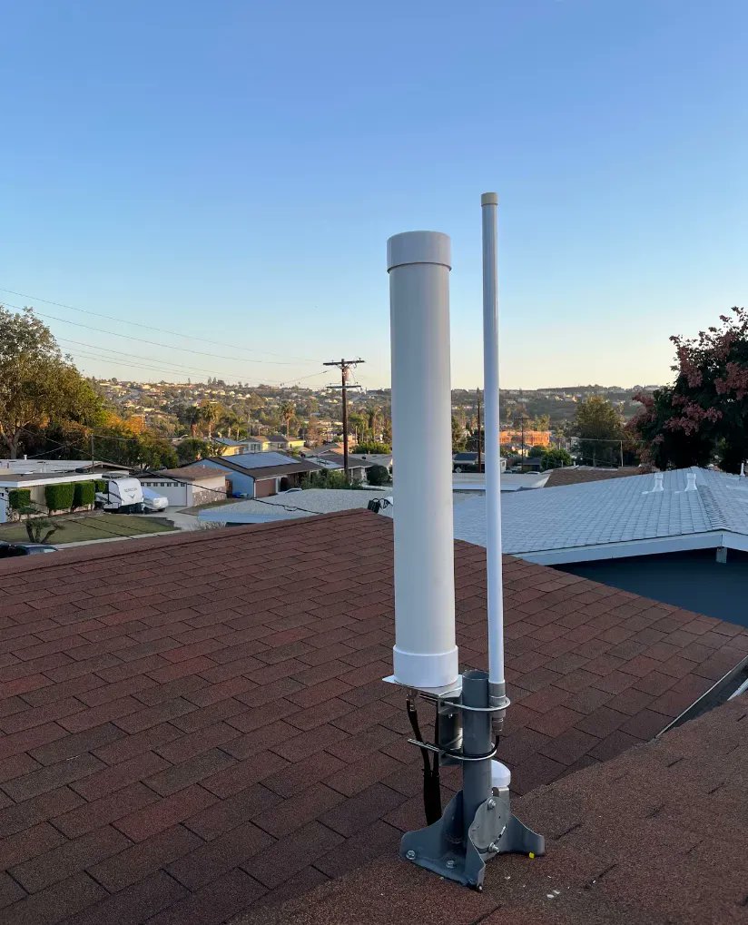 jagindustrials's tweet photo. We repurposed an existing satellite mount for a new 5G CBRS omnidirectional in La Mesa, California  @jagindustrials @helium @CalChipConnect @baicelltechnologies #Helium #JAG #30daysofJAGinstalls #Helium5g #Baicell https://t.co/Ab6jD170iy