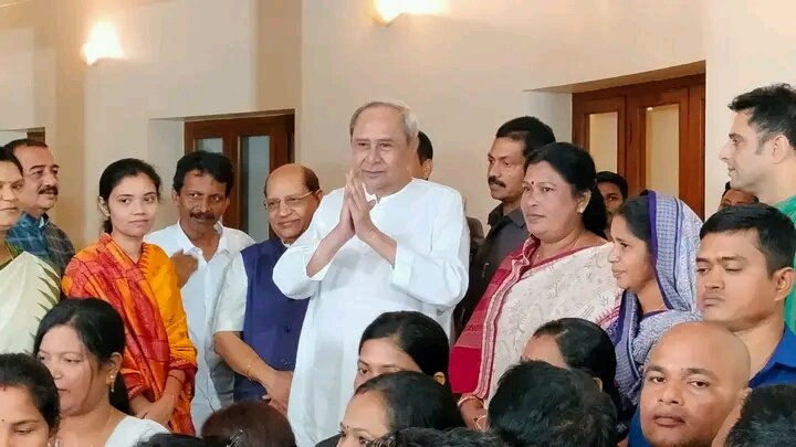 VishalSomuBJD16's tweet photo. #ମୁଖ୍ୟମନ୍ତ୍ରୀଙ୍କୁ_ଭେଟିଲେ_ବର୍ଷା_ସିଂ_ବରିହା
ଉପନିର୍ବାଚନରେ ବିପୁଳ ବିଜୟ ପରେ ମୁଖ୍ୟମନ୍ତ୍ରୀଙ୍କୁ ଭେଟି କୃତଜ୍ଞତା ଜଣାଇଛନ୍ତି ପଦମପୁରର ନବନିର୍ବାଚିତ ବିଧାୟିକା ବର୍ଷା ସିଂ ବରିହା।
#Odisha #NaveenPatnaik #NaveenNiwas #barshasinghbariha @Naveen_Odisha @CMO_Odisha @pranabpdas @bjd_odisha @barsa_sing 🙏 https://t.co/Qz8H3BgARM