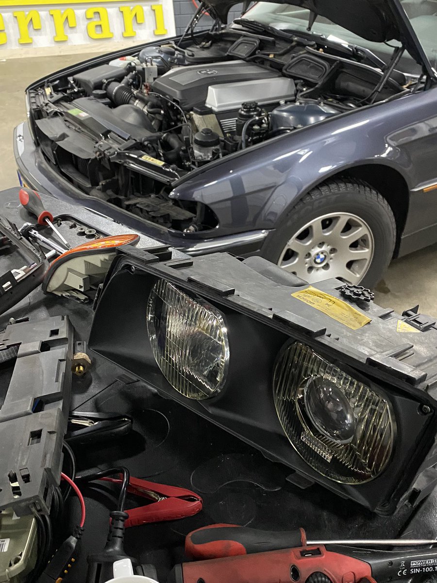 Brantsen's tweet photo. Eindelijk: keiverse seals om condensvorming in beide koplampen tegen te gaan. Lichtgrijs is nieuw, de andere 24 jaar oud. #EngineersGarage #BMW https://t.co/u4UKANlCcs