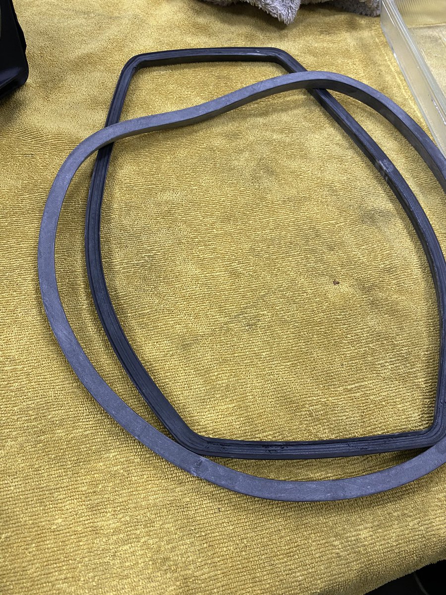Brantsen's tweet photo. Eindelijk: keiverse seals om condensvorming in beide koplampen tegen te gaan. Lichtgrijs is nieuw, de andere 24 jaar oud. #EngineersGarage #BMW https://t.co/u4UKANlCcs