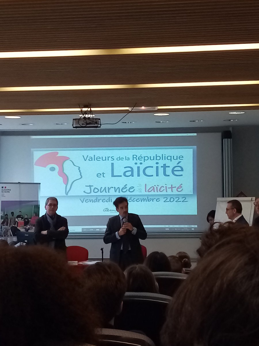 JackyFerry1's tweet photo. 9 décembre journée nationale de la laïcité. Rencontre et échanges intéressants entre Monsieur le recteur Olivier Brandouy, Monsieur le président de région Jean Rottner et les délégués de classe du lycée Clemenceau à Reims. https://t.co/3E0F5qjje0