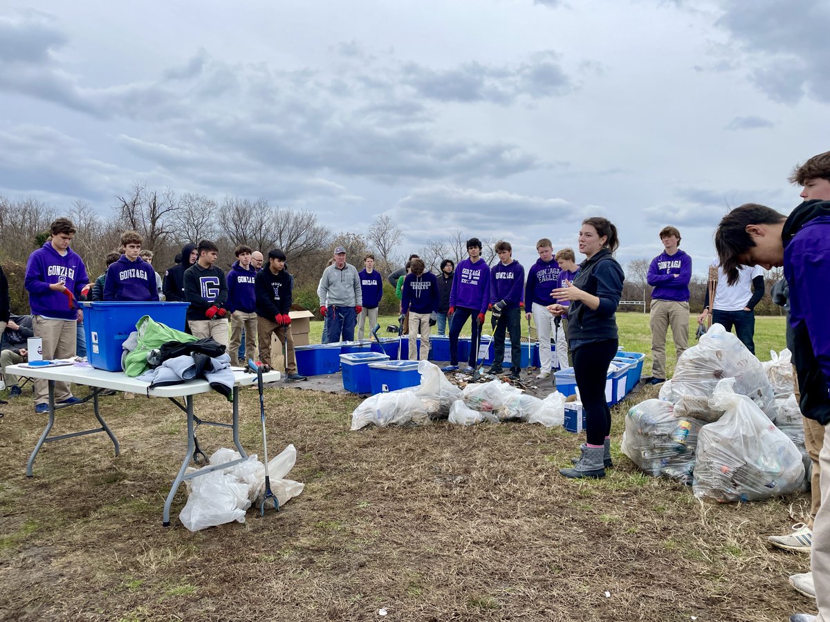 AnacostiaRrkper's tweet photo. We collected 455lbs of trash, including 171lbs of plastic bottles at #KenilworthPark yesterday. Thanks to the Gonzaga HS students and staff for spending their day of service on the Anacostia! #ComeToTheRiver #Anacostia #TrashFreeDC #PlasticFreeDC https://t.co/7SZqiKXmAS