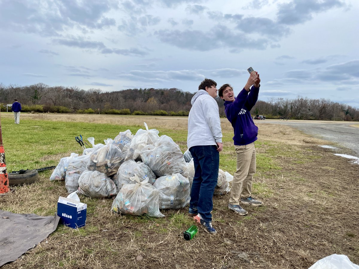 AnacostiaRrkper's tweet photo. We collected 455lbs of trash, including 171lbs of plastic bottles at #KenilworthPark yesterday. Thanks to the Gonzaga HS students and staff for spending their day of service on the Anacostia! #ComeToTheRiver #Anacostia #TrashFreeDC #PlasticFreeDC https://t.co/7SZqiKXmAS