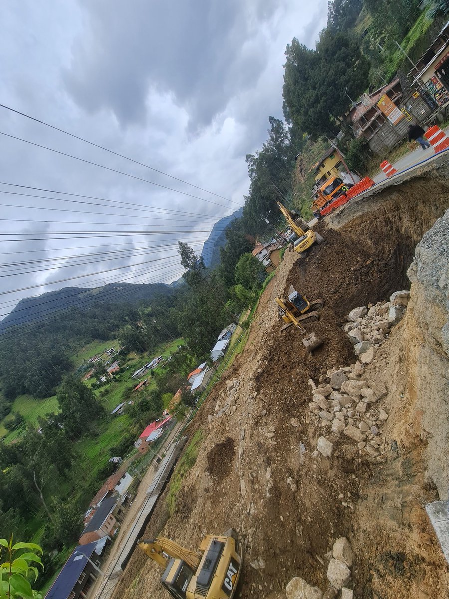No hay un técnico en @ObrasPublicasEc que valga la pena 

Otra vez por negligencia #Cuenca queda sitiada la capital turística del #Ecuador 

Y los cuencanos no decimos nada..
#Marianza, #elparoindigena lo ultimomque faltaba este año
No hay autoridades 😡