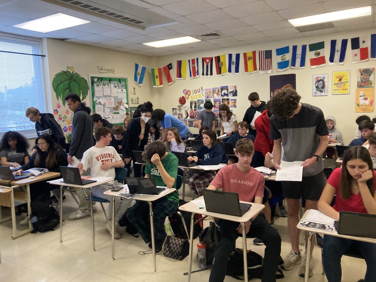 WHSCareerDev's tweet photo. Muchisimas gracias a Coach Conroy y los alumnos de Programacion de Python 1 Honores por venir a mi clase de espanol y ensenar a mis alumnos como arreglar e imprimir su primer codigo en Python. Muchisimas gracias por la oportunidad de colaborar! 😊@UCPSCareerReady https://t.co/xVjVBjmUgf