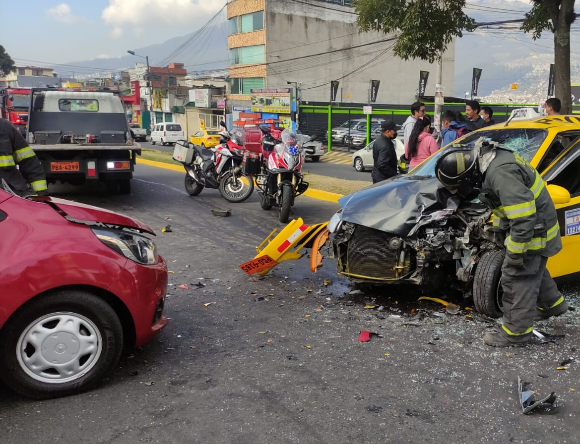 BomberosQuito's tweet photo. [8:40] Siniestro de tránsito en la Av. Real Audiencia y De los Eucaliptos. 

👨🏻‍🚒👨🏻‍⚕️ Nuestros paramédicos brindaron atención prehospitalaria a 2 personas afectadas. 

🚧 Al momento, la vía sentido sur - norte, se encuentra cerrada.

👉 Por favor, conduce con precaución. https://t.co/FZmoSKgHIn