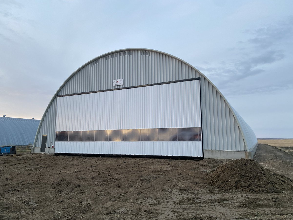 SaskPowerlift's tweet photo. @Kotyjo I’m not following you. Your tweet mentions 80x200 building. Zipperlock buildings have proven themselves since early ‘70s. Picture is 80x200 with 56x22 Powerlift hydraulic door https://t.co/4G10eIVuGT