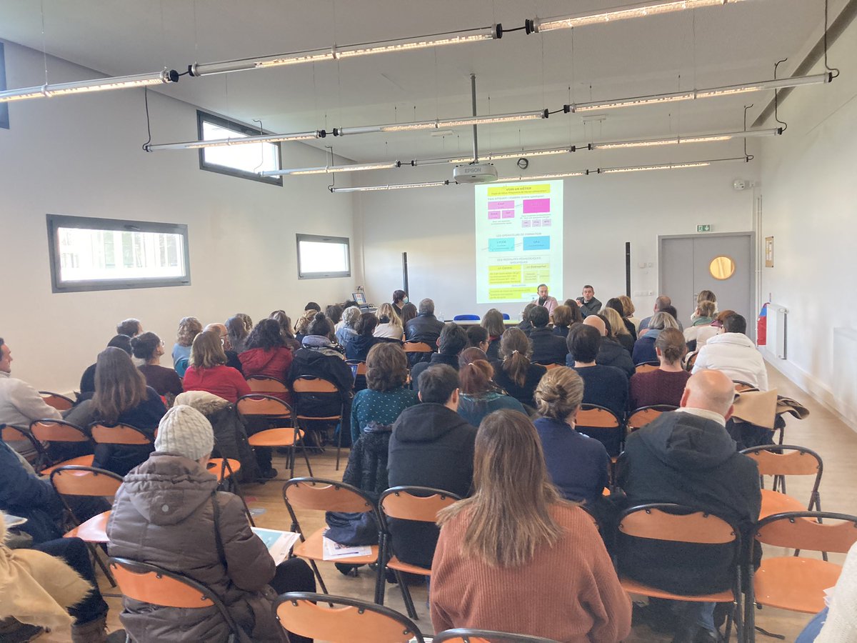 PrevertLycee78's tweet photo. Forum de la voie professionnelle et technologique du bassin de Plaisir Versailles. Les professeurs de collège découvrent les formations Commerce, Vente, Accueil et assistance à la Gestion des Organisations. https://t.co/0HeyIEtB1Y