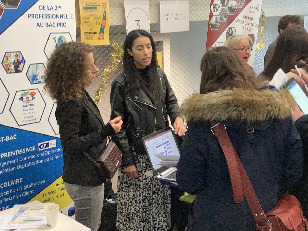 PrevertLycee78's tweet photo. Forum de la voie professionnelle et technologique du bassin de Plaisir Versailles. Les professeurs de collège découvrent les formations Commerce, Vente, Accueil et assistance à la Gestion des Organisations. https://t.co/0HeyIEtB1Y