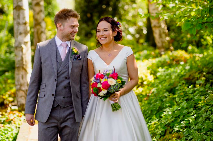 CutEdgeBrides's tweet photo. “I always knew I wanted a short wedding dress.���

Laura wore the gorgeous vintage-style wedding dress by Timeless Chic on her special day. The satin wedding dress had a deep v-neck and a full 1950s-style skirt. 

Book your appointment: https://t.co/DkcdhOoG6r https://t.co/AStGUmhvML