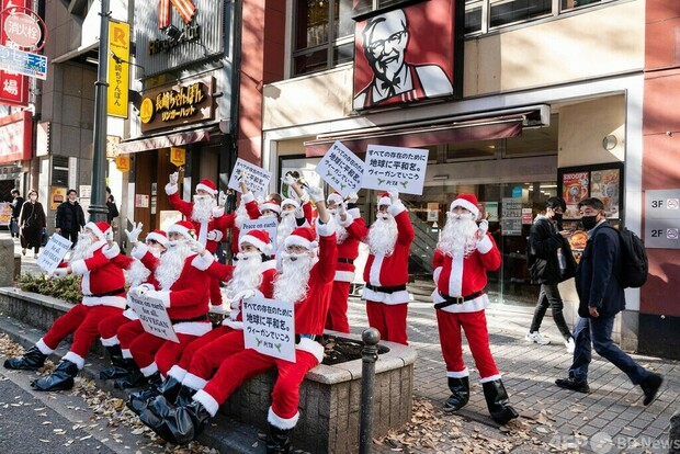 【デモ実施】渋谷のKFC前でクリスマスチキン自粛呼び掛け 動物愛護団体
news.livedoor.com/article/detail…

ケンタッキーフライドチキンの前でサンタクロースに扮してデモを実施。ヴィーガンになってクリスマスにチキンを食べるのをやめようと通行人に呼びかけた。