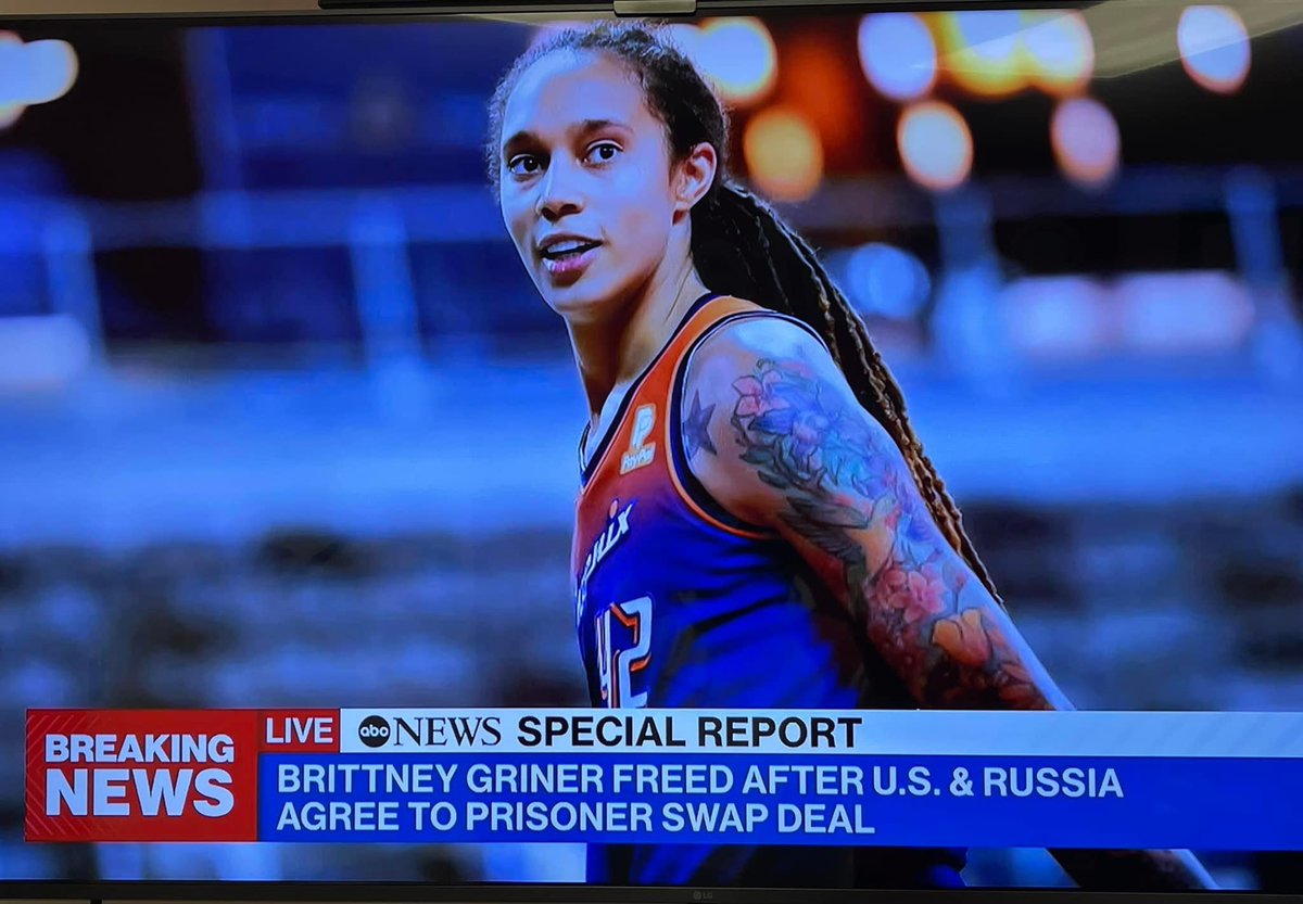 Brittney is freed!!! Russia has made a deal with the U.S.

#brittneygriner #brittneygrinerrussia #freebrittneygriner