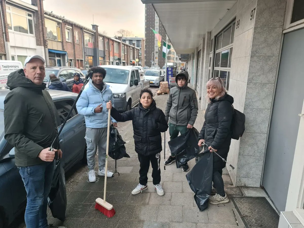 ME_I_ON's tweet photo. Afgelopen woensdag was er een grote integrale handhavingsactie in Moerwijk e.o. 

Vanuit buurtkamer de Luyk hebben we samen met Ramond van Bohemen van Wijkz een schoonmaak actie gehouden. 

#samenwerken #veiligheid #zuidwest #schoon https://t.co/klPdcAkVTl