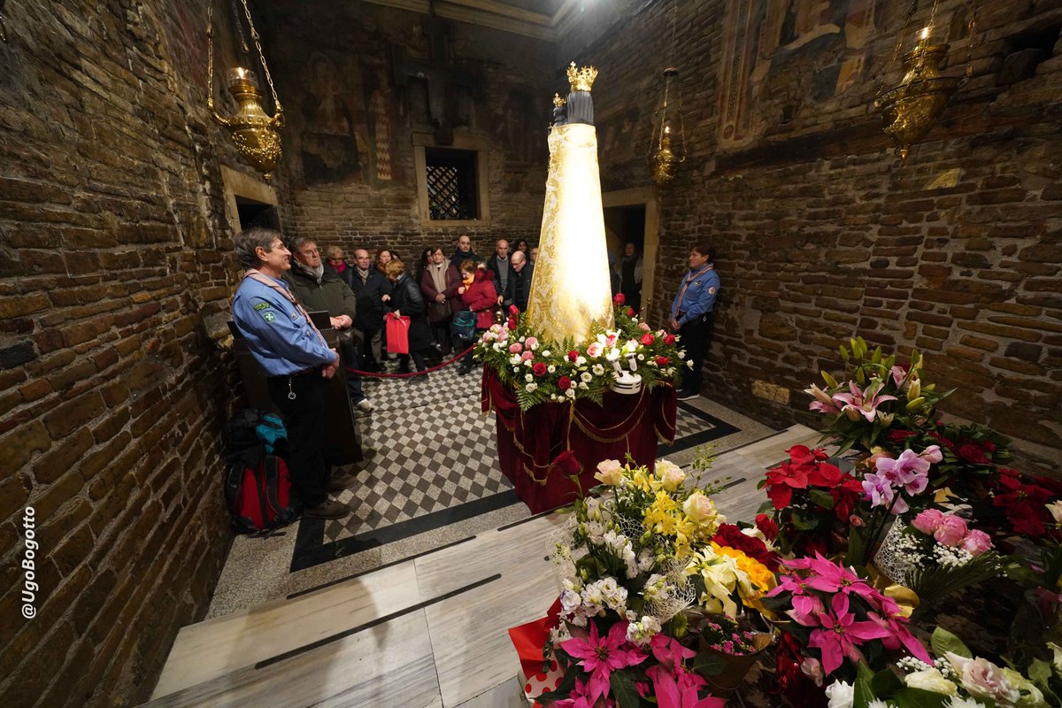 SantaCasaLoreto's tweet photo. #FestadellaVenuta La #Madonna di #Loreto oggi è più vicina ai fedeli e ai pellegrini all'interno della #SantaCasa. Ad accogliervi ci sono gli scout @FoulardBianchi  della Lombardia in servizio al #Santuario. https://t.co/ZkoQREkCxe