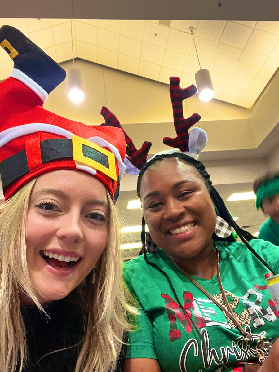 fredsclass22's tweet photo. Happy Friday Robertson! #GMR #RESUbuntu @Robertson_Elem @LSmith_2nd https://t.co/avhZBnh1Py
