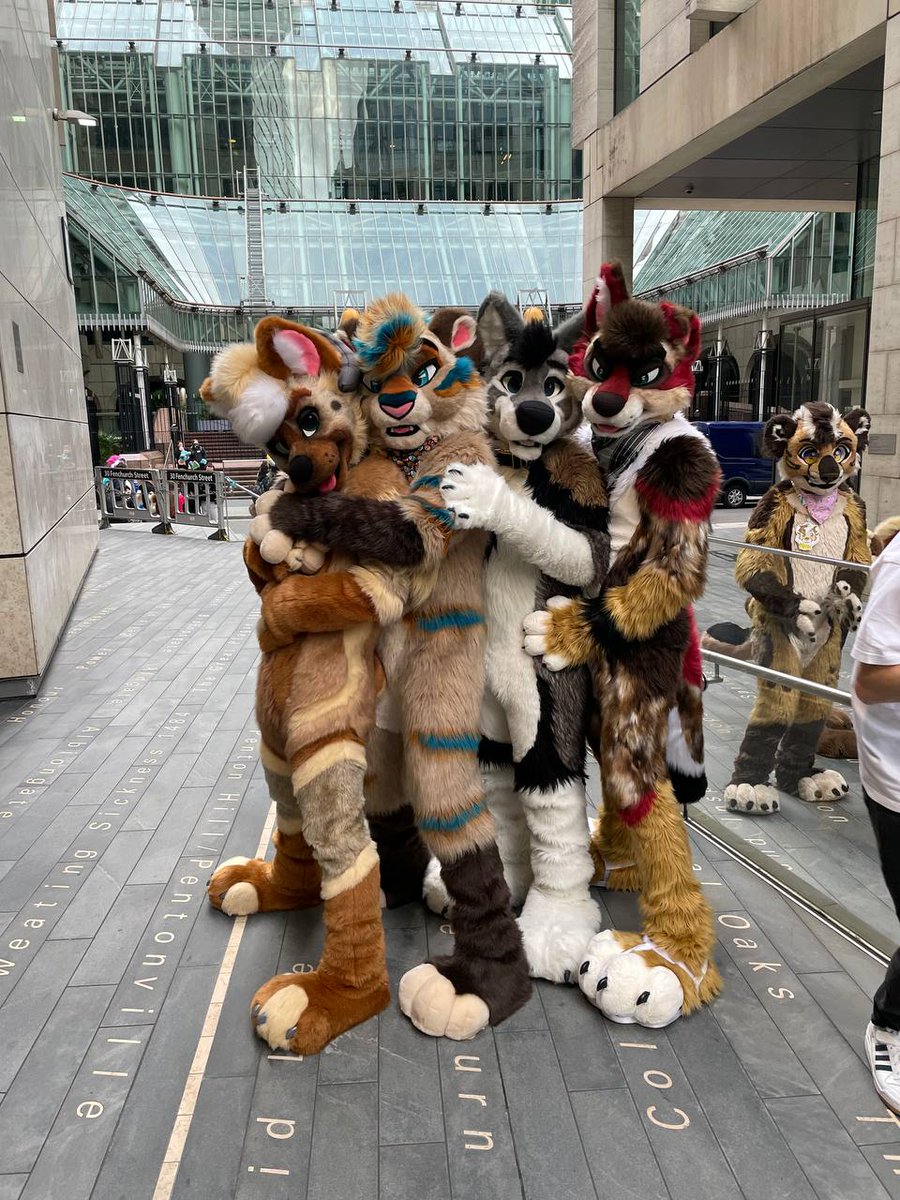 It's Friday boys! 

#FursuitFriday 

📷 <a href="/YoSmudge/">Smudge 🐶</a>