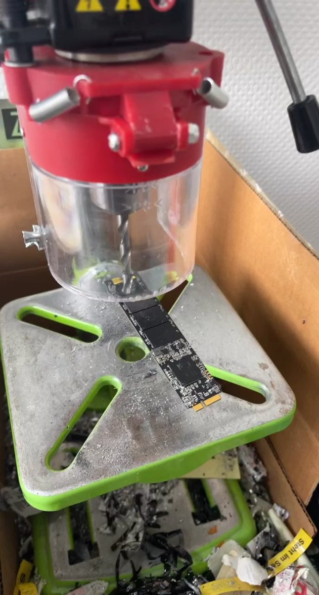 techsupgore's tweet photo. Life Hack if ur SSD is overheating https://t.co/VKArRRUJPX