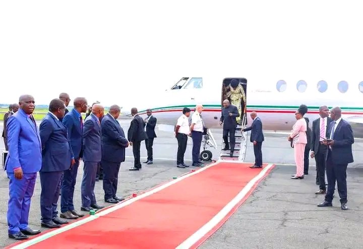 ShikirizaB's tweet photo. 🛬 Prezida @GeneralNeva ari kumwe n'Umutambukanyi wiwe, @Burundi1stLady, ahejeje kuganuka kuri uyu wa 09.12.2022 avuye mu gihugu ca Guinée Équatoriale aho yari yitavye ibirori vyo kwimika Umukuru w'ico gihugu mushasha, Obiang Nguema #Mbasogo.
👉 https://t.co/KWVGDtlRGa
#Shikiriza https://t.co/2fprHkJ91K