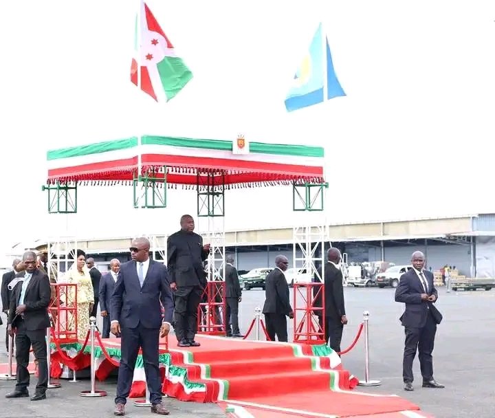 ShikirizaB's tweet photo. 🛬 Prezida @GeneralNeva ari kumwe n'Umutambukanyi wiwe, @Burundi1stLady, ahejeje kuganuka kuri uyu wa 09.12.2022 avuye mu gihugu ca Guinée Équatoriale aho yari yitavye ibirori vyo kwimika Umukuru w'ico gihugu mushasha, Obiang Nguema #Mbasogo.
👉 https://t.co/KWVGDtlRGa
#Shikiriza https://t.co/2fprHkJ91K