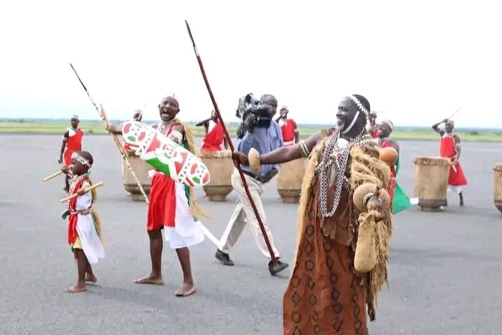 ShikirizaB's tweet photo. 🛬 Prezida @GeneralNeva ari kumwe n'Umutambukanyi wiwe, @Burundi1stLady, ahejeje kuganuka kuri uyu wa 09.12.2022 avuye mu gihugu ca Guinée Équatoriale aho yari yitavye ibirori vyo kwimika Umukuru w'ico gihugu mushasha, Obiang Nguema #Mbasogo.
👉 https://t.co/KWVGDtlRGa
#Shikiriza https://t.co/2fprHkJ91K