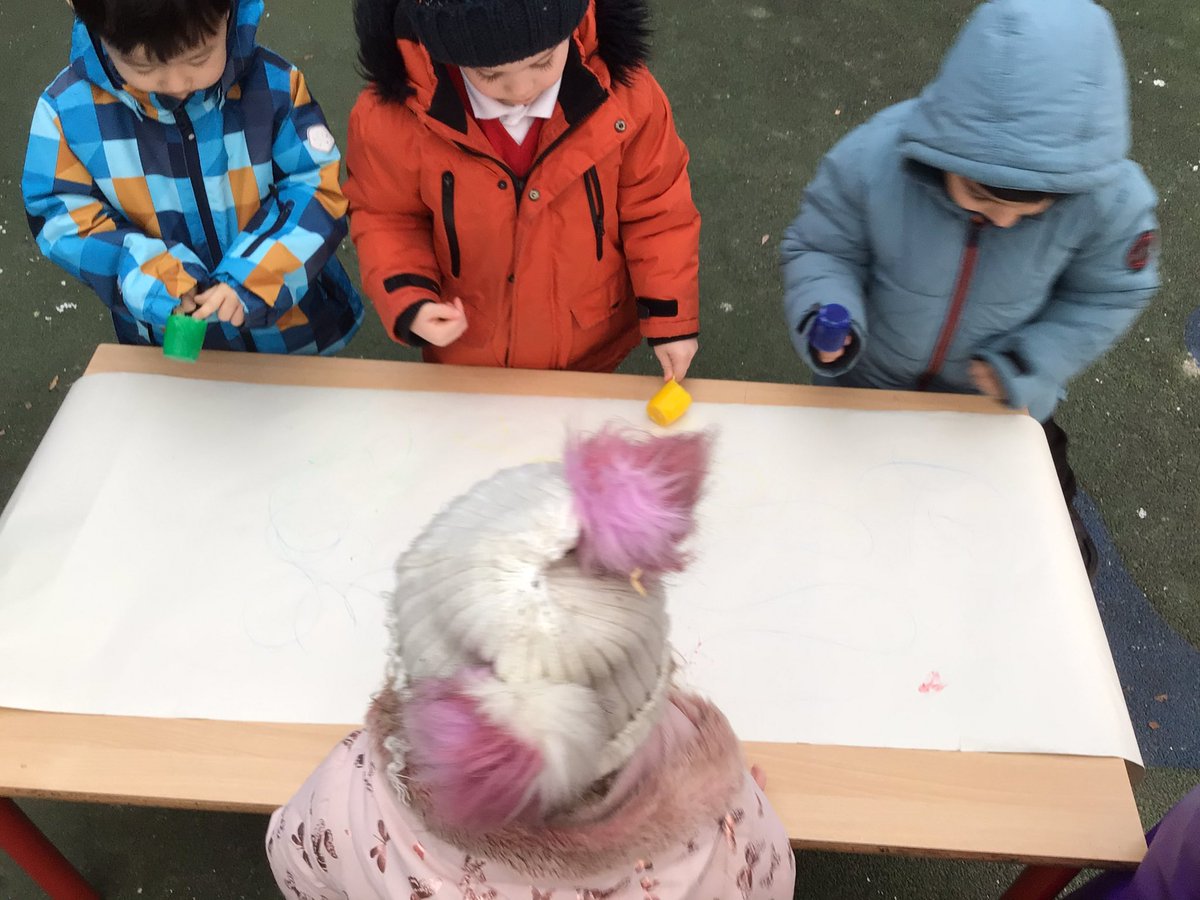 HgcpNursery's tweet photo. Making the most of the freezing weather 🥶 Our children have created some ice art by painting onto blocks of ice and have been markmaking with frozen paint 💙❄️🎨 @HGCPSCHOOL #EYFS #markmaking #freezing #ice #nature #fun https://t.co/FNfX56yOQA