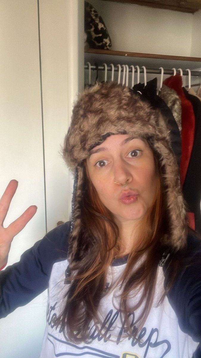 LaCataMoncada's tweet photo. Siempre con mucha seriedad para hacer maletas 😎❤️‍🔥😂@jennypradar mi amor feliz viaje y te digo de una vez que vas a tener puesto este gorro el día que conozcas a tu novio. Bai ✌🏻 https://t.co/vJDBLPGKR7