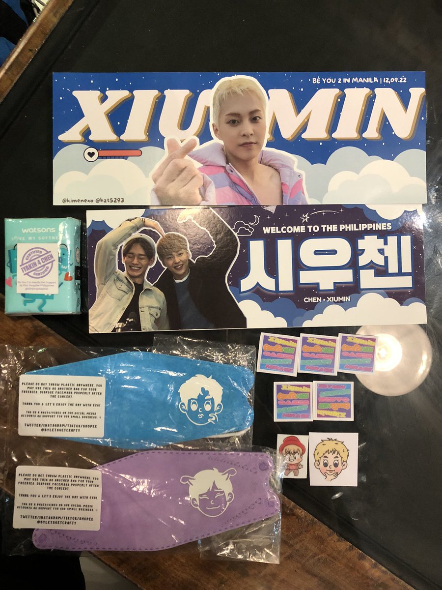 iLoveEXO_'s tweet photo. Thank you sa freebies niyo @kimjongdaeph21 @byletsgetcrafty @kimenexo @hzt5293 best birthday ever kahit #teamlabas hahaha gusto ko talaga manood kaso 6pm pa lang minimessage na ako anong oras ako uuwi di nila alam nababaliw pa ako sa labas ng araneta 🤣🤣🤣 #BeYou2inManila #EXO https://t.co/XW6qS2B3Sl
