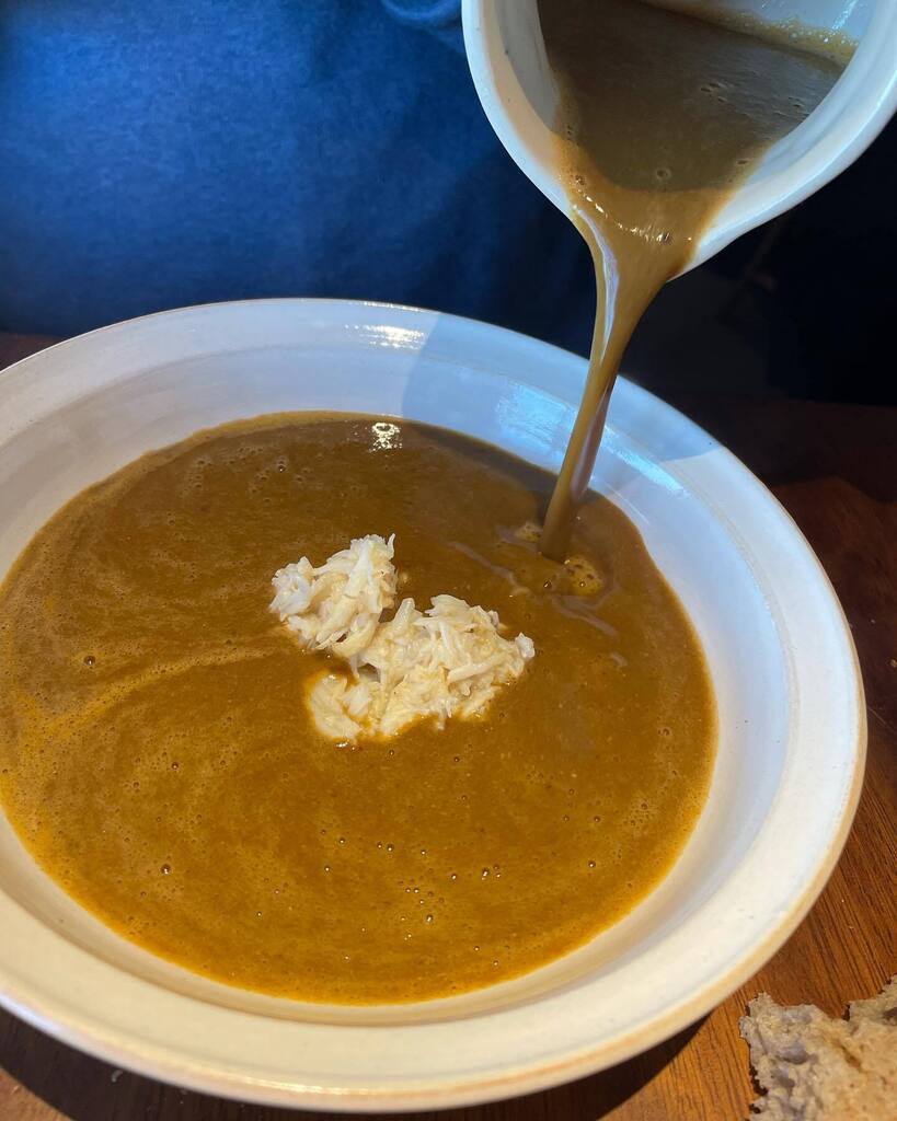 gillespudlowski's tweet photo. Ah, #cancale toujours les bonnes tables signées #roellinger ! #lebistrotdecancale
Au menu :
. Bisque d’étrilles, safran de Bretagne, croûtons
. Praires sous le feu, persil, jardin marin
. Turbot sur l’arête sauce hollandaise
. Saint-pierre aux épice… https://t.co/vtdYExJ4vu https://t.co/GG53FIx7ZV