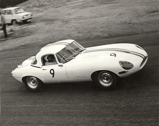 LM__'s tweet photo. @juanjoabsolut @historacing @VicarioMartin @horacio_porta @Joargomez @josetellaetxe 9 del mes #Jaguar y nos llega el E-Type #9 de #BobJane en #Bathurst 1965 https://t.co/UWtXh5WvzY