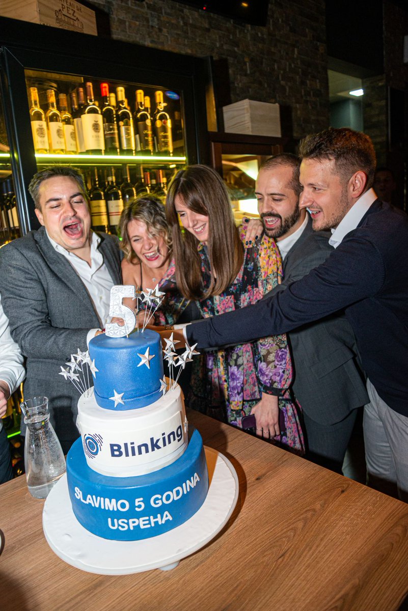 Blinking tweet media