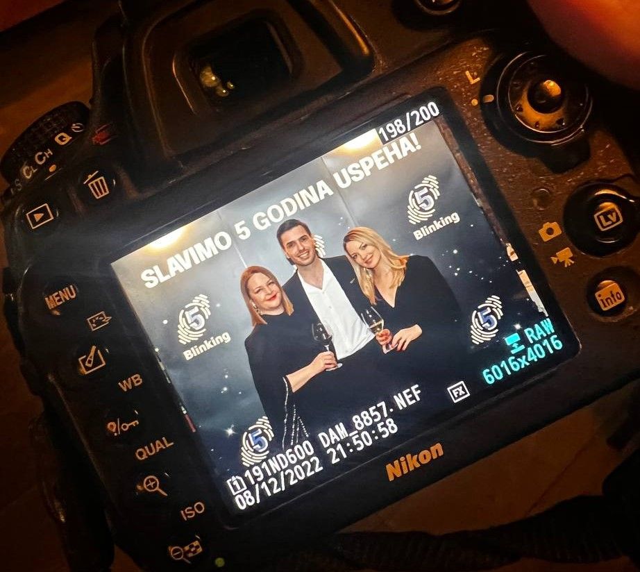 Blinking tweet media