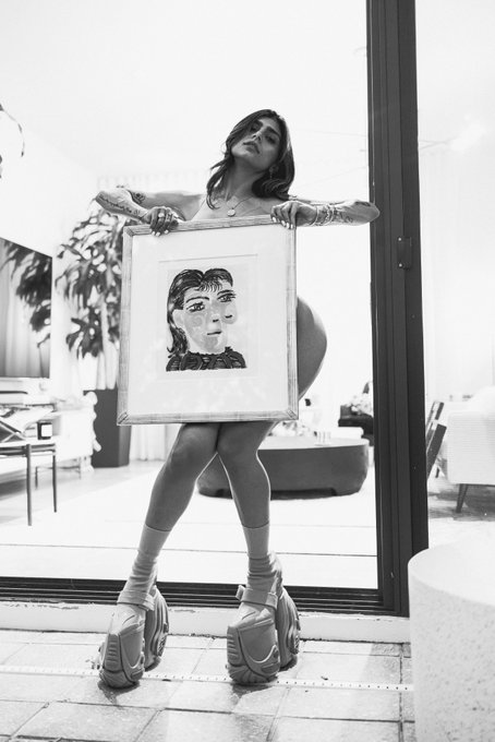 Watch Mia K.'s leaked NSFW photo on TwXstars