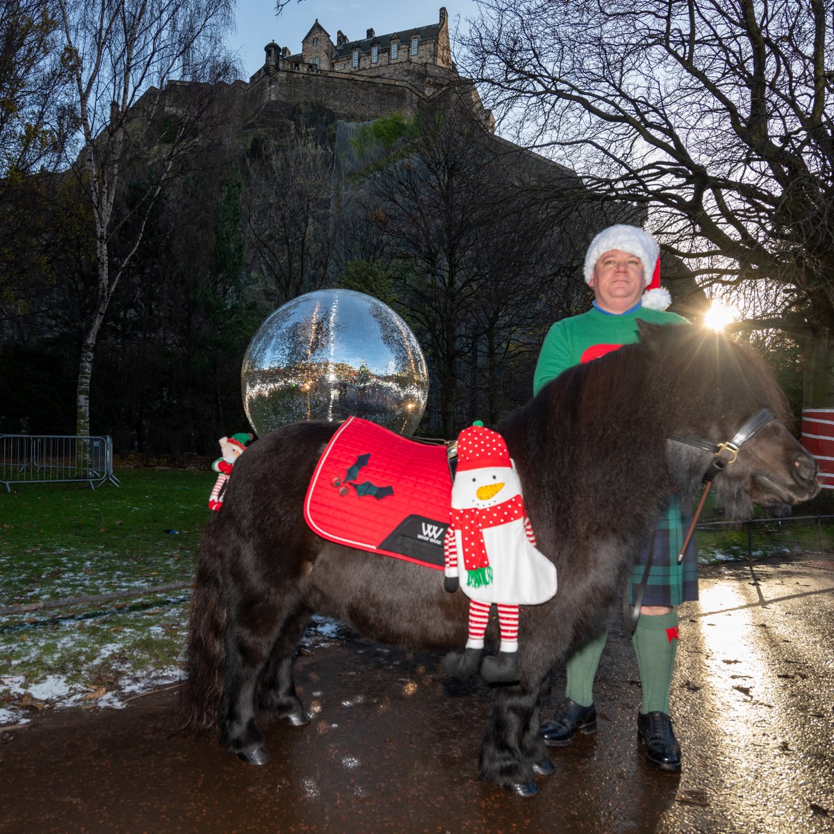 The_SCOTS's tweet photo. Our beloved Regimental Mascot, @cplcruachan_iv has been getting into the festive spirit, visiting the @Edxmas market and having a wee cheeky brew!
If you are around #princesstreetgardens pop down and visit him!
#edxmas https://t.co/8VHN0hXYRa