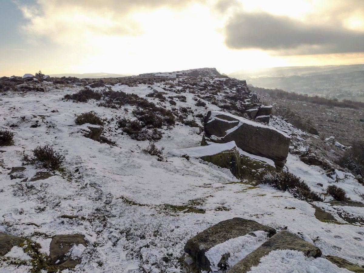 Aimhigh09's tweet photo. First snow (I think) on Baslow Edge today. We'll, the first I've seen!
#ThinkWinter #MakeWinterCount https://t.co/B1lbwPaQtO