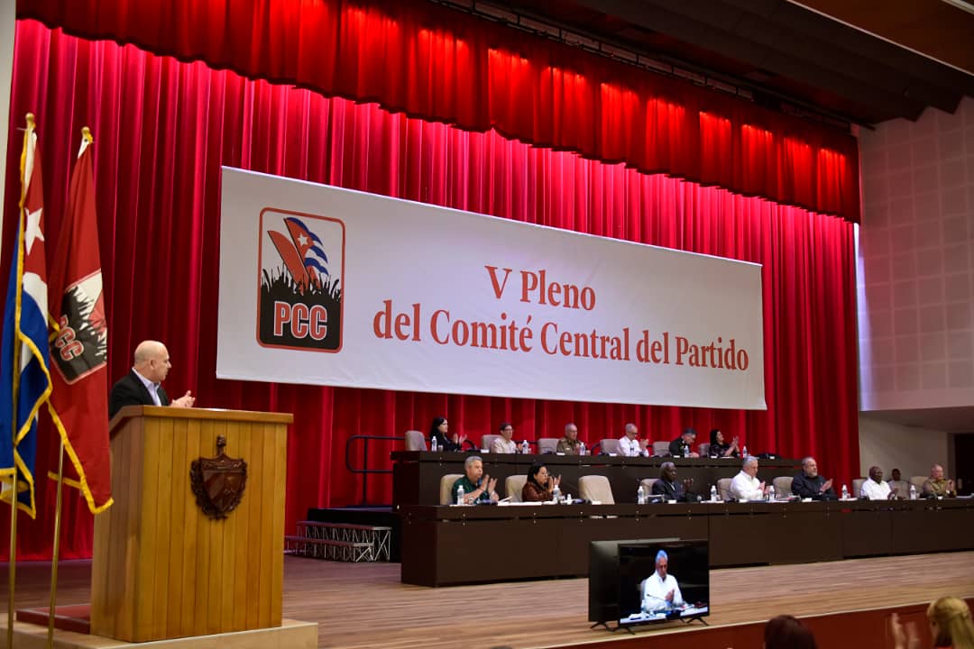 PresidenciaCuba's tweet photo. ✍| Como primer punto de la agenda se analizan los acuerdos emitidos en plenos anteriores, relacionados, entre otros, con la política de cuadros, el perfeccionamiento del Sistema del Poder Popular, la revitalización de la FMC, y las medidas para salvar la industria azucarera. https://t.co/6qGecc7M66