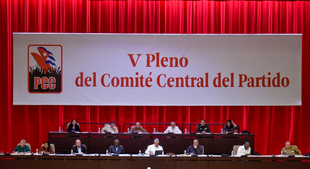 ✍| Como primer punto de la agenda se analizan los acuerdos emitidos en plenos anteriores, relacionados, entre otros, con la política de cuadros, el perfeccionamiento del Sistema del Poder Popular, la revitalización de la FMC, y las medidas para salvar la industria azucarera.