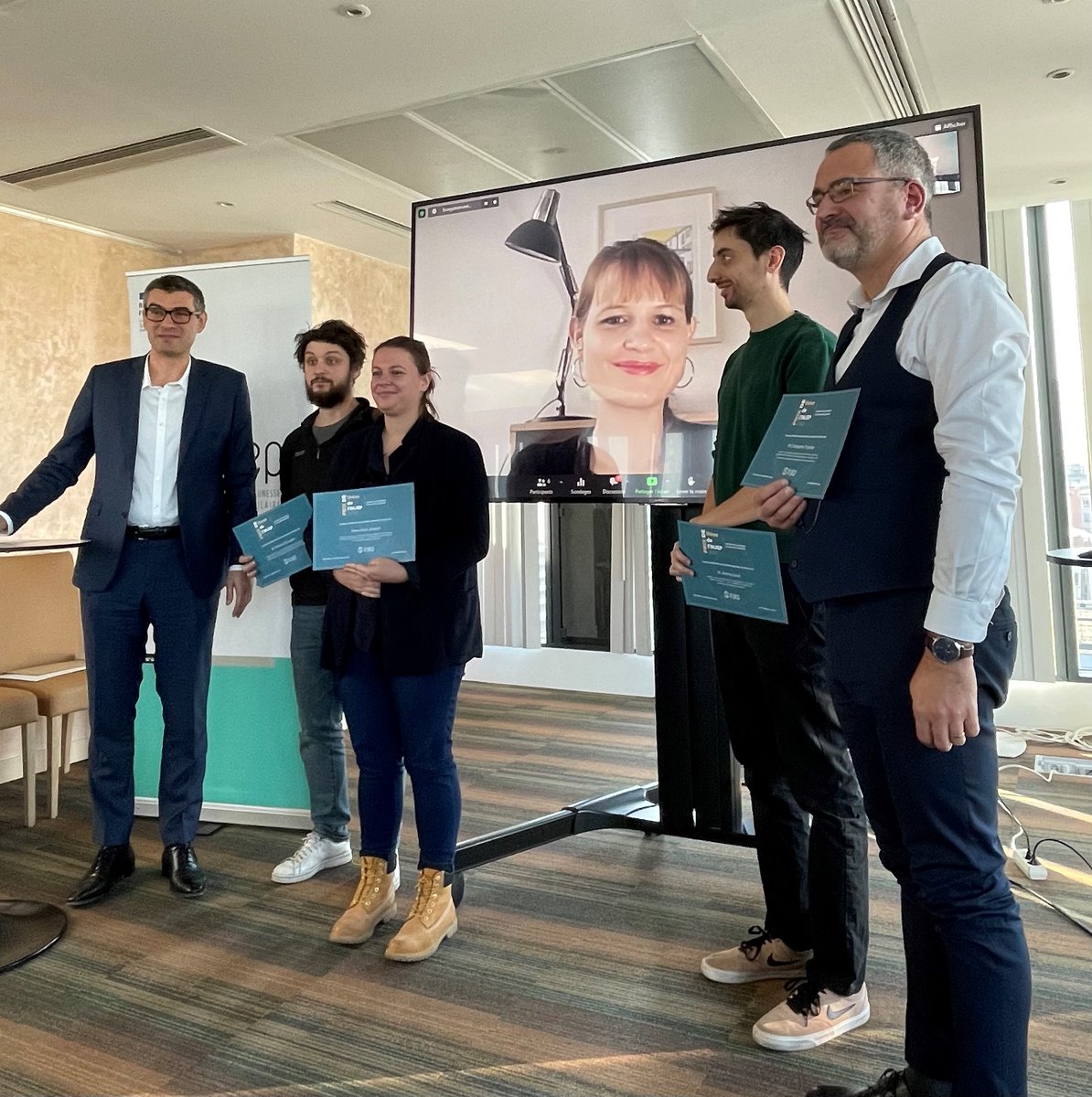 Injep's tweet photo. 🎓 Remise du Prix de thèse de l'INJEP 2022 à @demeyere_c pour sa thèse portant sur la "gouvernance publique et la collaboration gouvernements-associations dans l'action publique" dans le champ des politiques d’égalité entre les femmes et les hommes. Bravo à la lauréate ! https://t.co/pMlVUGcdPR