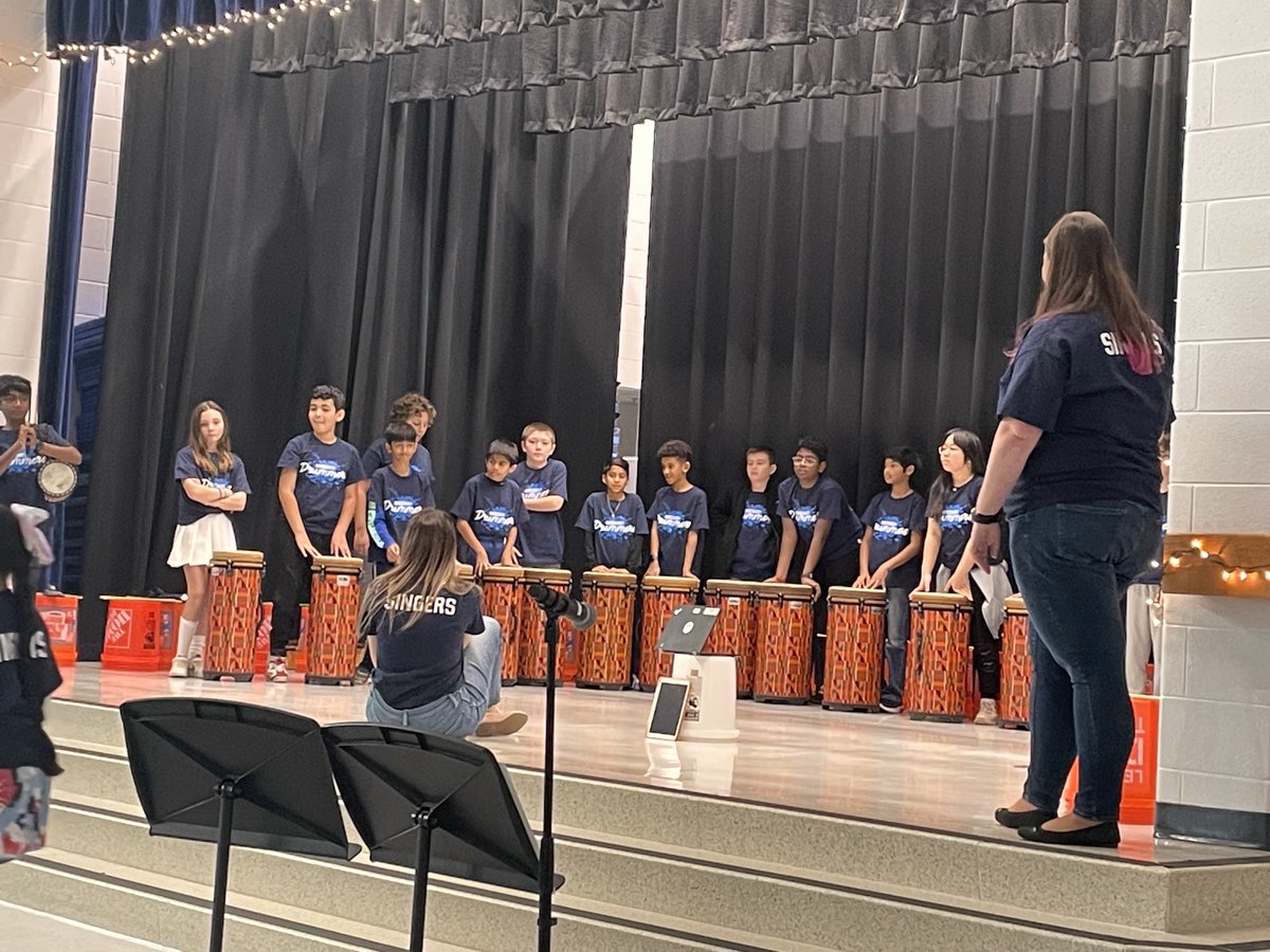 Discovery_elem's tweet photo. What a great Winter performance by Discovery’s SingingTrailblazers and Discovery Drummers!  So proud of their hard work and preparation for today’s performance!
⁦@Ms_ZumbachMusic⁩ https://t.co/xgltC2KzLg