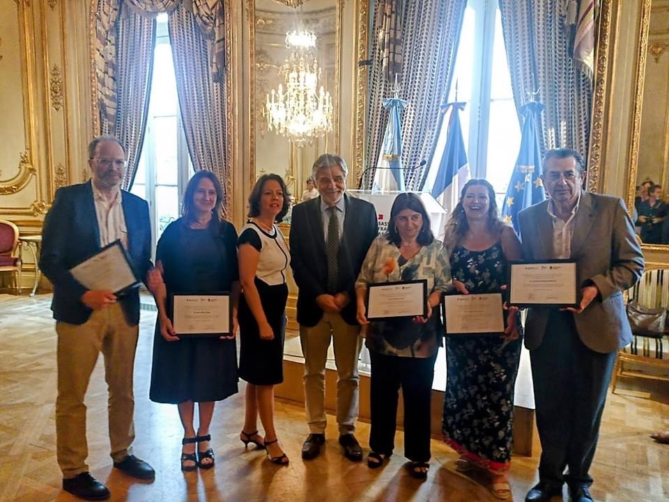 DSciamarella's tweet photo. Como directora adjunta de #IFAECI tuve el honor de recibir la distinción que otorgaron @FilmusDaniel y @SchererEffosse a Mario Núñez, emérito de @Exactas_UBA, por los proyectos #ECOS que condujeron a la creación de nuestro instituto franco-argentino @CIMA_Science @ciencia_ar 🇦🇷🇫🇷 https://t.co/IzUGKa8Kbs